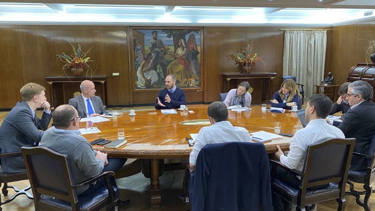 Guzm&aacute;n con su equipo de trabajo en la sede del Palacio de Hacienda.