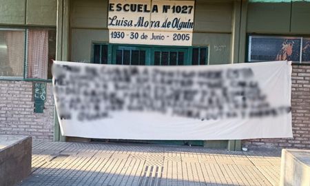 Una nueva bandera con amenazas en Rosario apareció colgada en el portón de ingreso de la escuela ubicada en Humberto Primo al 2400. Una nueva bandera con amenazas en Rosario apareció colgada en el portón de ingreso de la escuela ubicada en Humberto Primo al 2400.