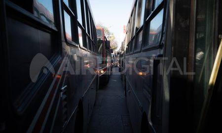 El paro de colectivos se levantó en el Amba tras un acuerdo alcanzado por los choferes, pero continúa en el interior del país hasta la medianoche del martes. El paro de colectivos se levantó en el Amba tras un acuerdo alcanzado por los choferes, pero continúa en el interior del país hasta la medianoche del martes.