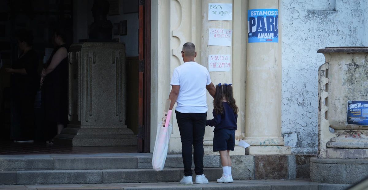 El ministro destacó que enviar a un hijo a la escuela implica un esfuerzo diario de las familias. El ministro destacó que enviar a un hijo a la escuela implica un esfuerzo diario de las familias.