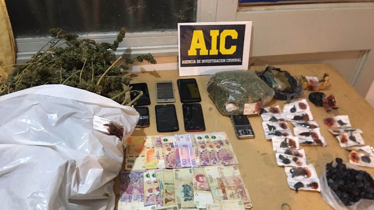 La Agencia de Investigación Criminal junto a la Brigada Operativa Antinarcóticos allanó una vivienda de Mosconi al 2000