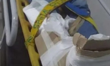Llegó con una fractura expuesta a un hospital de Chaco y lo enyesaron con cartones Llegó con una fractura expuesta a un hospital de Chaco y lo enyesaron con cartones