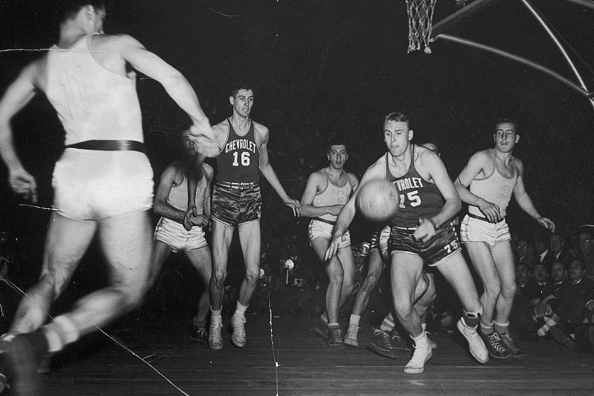 Estados Unidos –que presentó el equipo completo de los Denver Chevrolet y también llegó a la definición tras ganar sus cinco partidos anteriores–, fue un duro rival. Tras llevarse el primer tiempo por 34-24, en el segundo la Albiceleste resistió la remontada de los norteamericanos (llegaron a ponerse a 5 puntos) y selló el triunfo con un extraordinario Hugo del Vecchio (el rosarino anotó 14 tantos viniendo desde el banco) y la gran eficacia de Oscar Furlong (goleador de la final, con 20) desde la línea de libres.