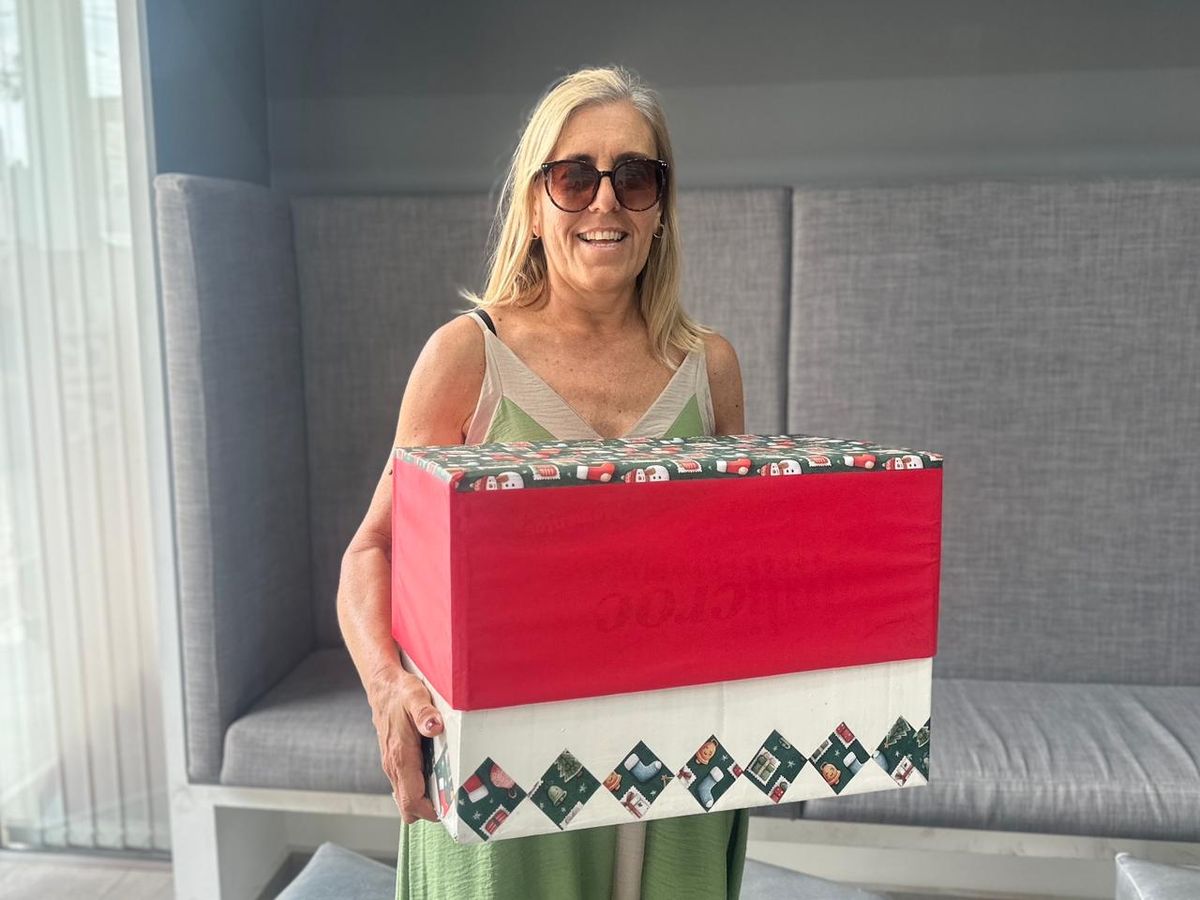 Roxana, es la segunda caja que trae al edificio para la campaña solidaria de AIRE. Roxana, es la segunda caja que trae al edificio para la campaña solidaria de AIRE.