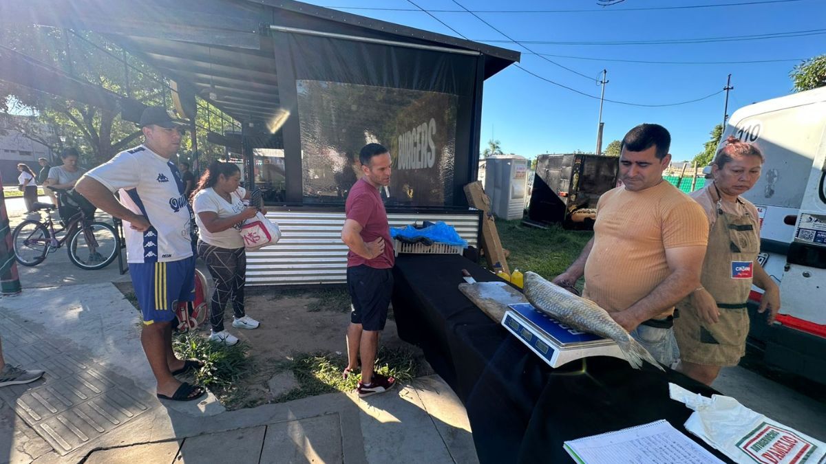 Las familias santafesinas aprovechan las promociones por cantidad para abastecerse de boga, patí y raya de cara al próximo fin de semana largo. Las familias santafesinas aprovechan las promociones por cantidad para abastecerse de boga, patí y raya de cara al próximo fin de semana largo.