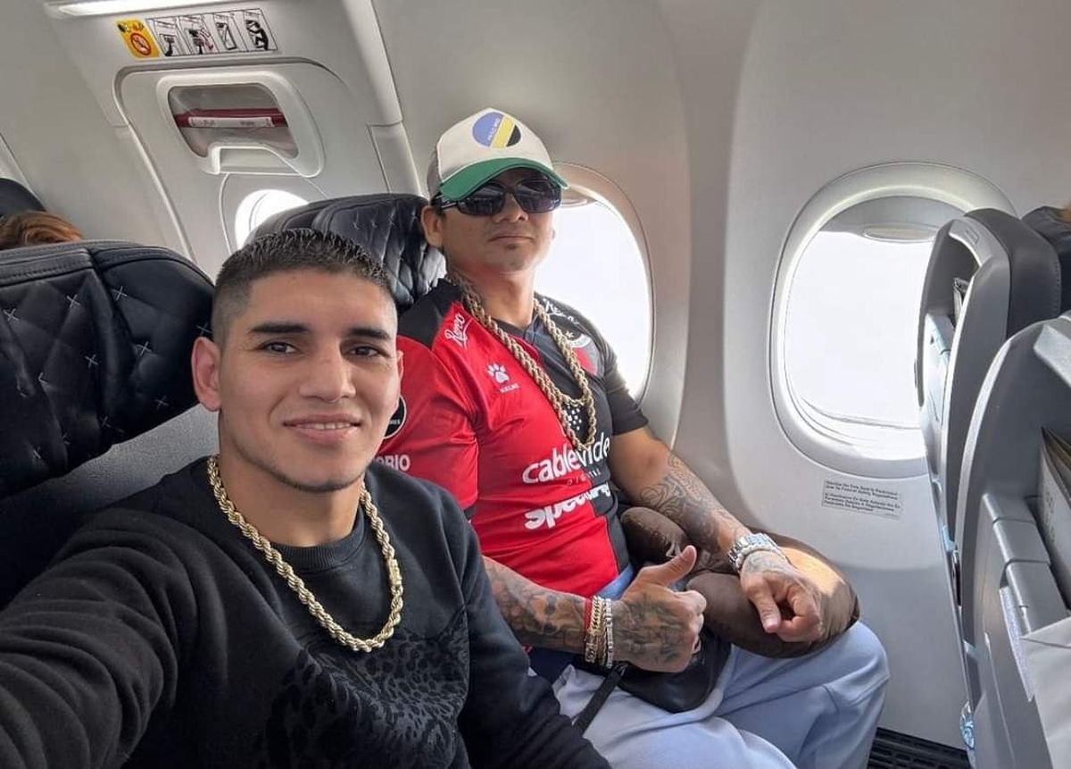 El Chino Maidana con la camiseta de Colón en el vuelo a Estados Unidos. El Chino Maidana con la camiseta de Colón en el vuelo a Estados Unidos.