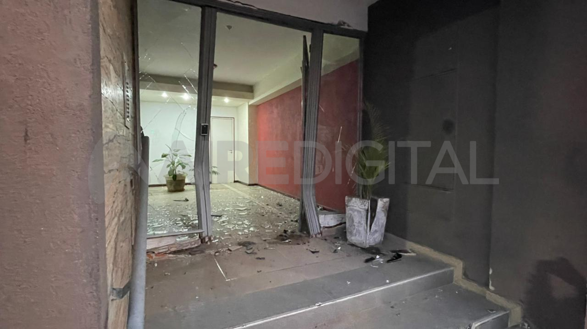 El frente del edificio de 25 de mayo 3500 quedó destruido tras el impacto