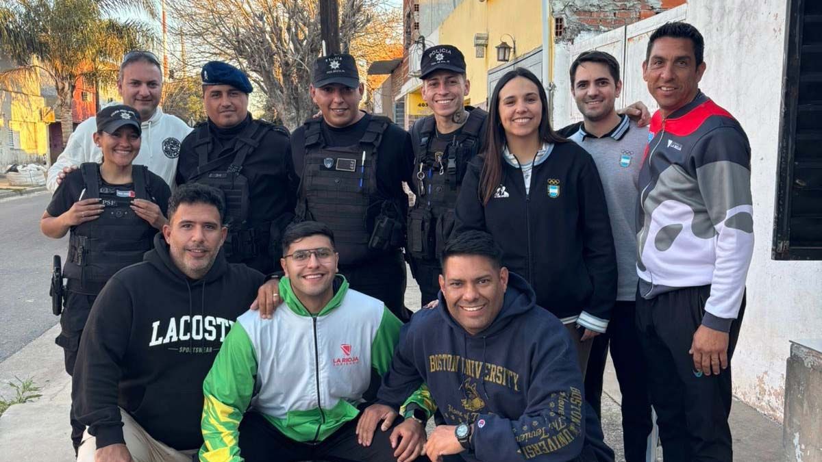 La medallista panamericana con los policías a cargo del operativo que recuperó su traje de competencia.