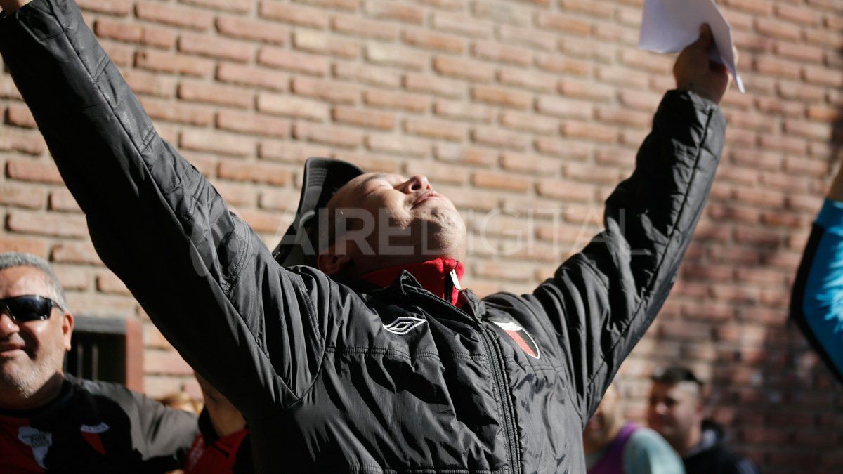 La alegría de un hincha sabalero tras lograr cangear su entrada para la final de la Copa Sudamericana.