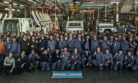 Los nuevos dueños de Mercedes-Benz aseguraron que se mantendrán los puestos de trabajo, que son unos 1.800, y que no habrá despidos. Los nuevos dueños de Mercedes-Benz aseguraron que se mantendrán los puestos de trabajo, que son unos 1.800, y que no habrá despidos.