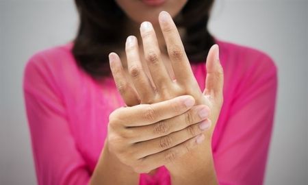 Por qué se hinchan los pies y las manos y cómo resolverlo