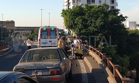 Hubo un motoderrape en la bajada a Alem del viaducto Oroño, pero los accidentados están fuera de peligro. Hubo un motoderrape en la bajada a Alem del viaducto Oroño, pero los accidentados están fuera de peligro.