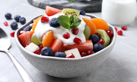 Deliciosa ensalada de frutas con un toque de limón y azúcar Deliciosa ensalada de frutas con un toque de limón y azúcar