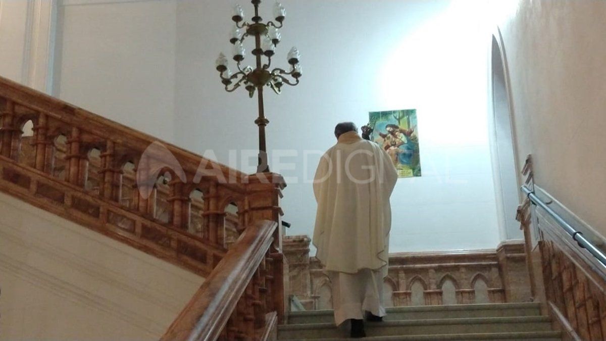 El padre Panigo lleva a la Virgen de Guadalupe a su camarín.