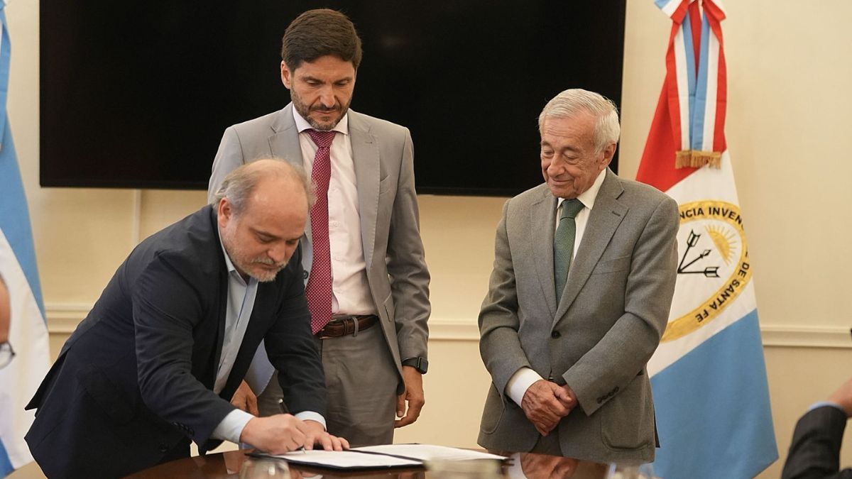 El gobernador Pullaro firmó un convenio de cooperación con la Corte Suprema de Justicia de Santa Fe y la Superintendencia de Riesgos de Trabajo de la Nación.&nbsp;