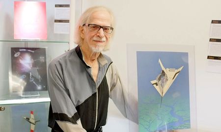 Colin Cantwell, el técnico que diseñó las naves X-Wing y el TIE-Fighter de la serie Star Wars, murió a los 90 años en Denver, Colorado. Colin Cantwell, el técnico que diseñó las naves X-Wing y el TIE-Fighter de la serie Star Wars, murió a los 90 años en Denver, Colorado.