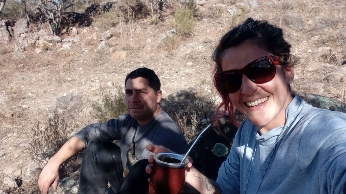 Estefanía Leiva y su novio en el terreno que tienen para construir su casa en Tanti