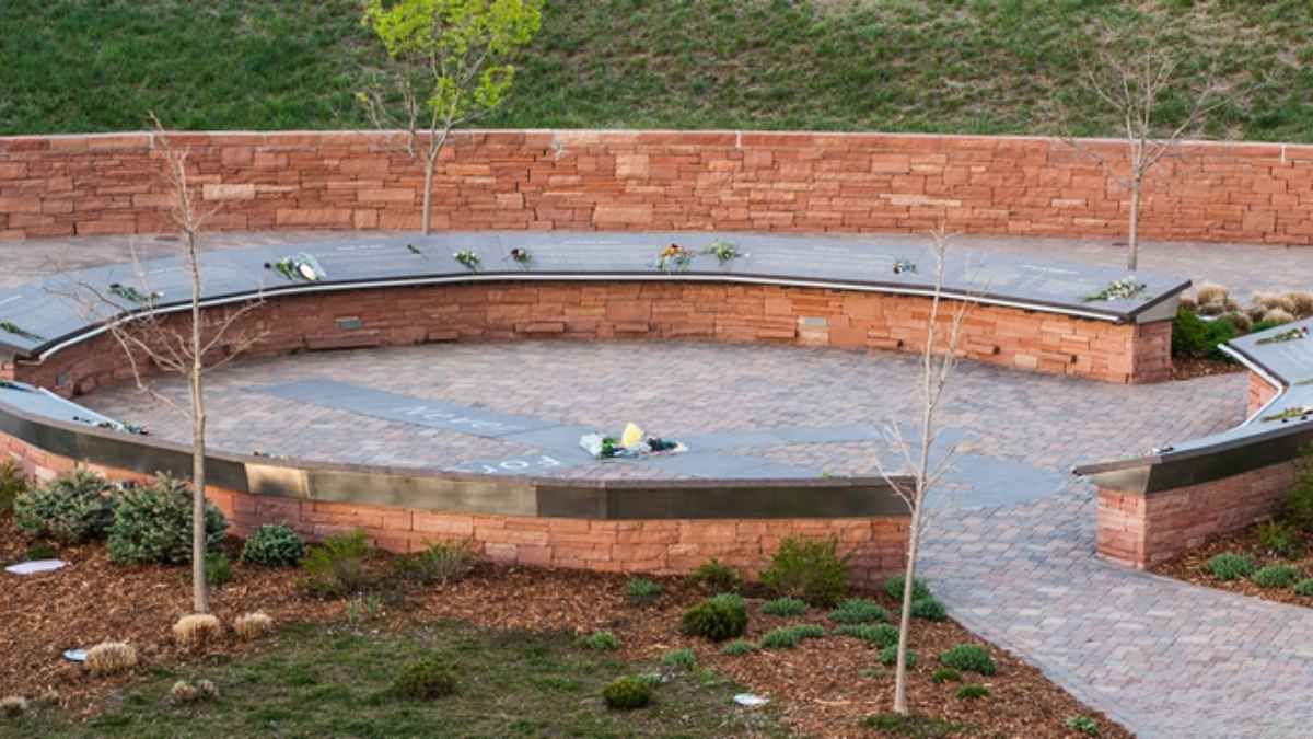 El diseño circular del Memorial de Columbine en el Clement Park fue pensado para ofrecer un espacio de introspección frente a la escuela, transformando un lugar de dolor en un símbolo de paz duradera. El diseño circular del Memorial de Columbine en el Clement Park fue pensado para ofrecer un espacio de introspección frente a la escuela, transformando un lugar de dolor en un símbolo de paz duradera.