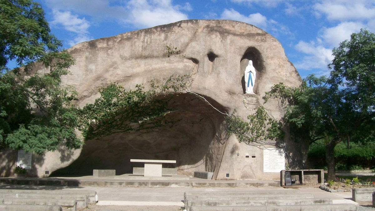 La Gruta de la Virgen de Lourdes es una réplica de la que se encuentra ubicada en Francia. La Gruta de la Virgen de Lourdes es una réplica de la que se encuentra ubicada en Francia.