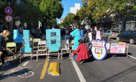 La comunidad docente y no docente de la escuela Esteban Echeverría, mostró su rotunda preocupación por el arbitrario traslado de la institución al norte de la ciudad. La comunidad docente y no docente de la escuela Esteban Echeverría, mostró su rotunda preocupación por el arbitrario traslado de la institución al norte de la ciudad.