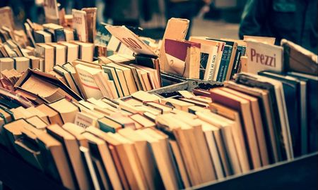 Puede que solo sea un libro de entre 500 que mirás, puede que lo encuentres en la primera mirada o en la segunda, la que haces para repasar y ver que no te salteaste nada importante. Capaz sucedió mientras mirabas la vidriera, y fue lo que te invito a entrar. Lo único importante es que se encontraron, y el mundo parece un lugar un poco más justo.