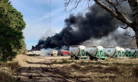 Se incendió un depósito de una empresa vinculada al rubro metalúrgico y automotriz en Ruta 19 y calle Malvinas Argentinas, en Santo Tomé. Se incendió un depósito de una empresa vinculada al rubro metalúrgico y automotriz en Ruta 19 y calle Malvinas Argentinas, en Santo Tomé.