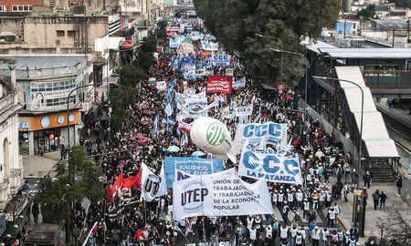 Movimientos populares y organizaciones sociales nucleadas en el bloque de Unidad Piquetera (UP) decidieron cambiar el recorrido de la movilización prevista para este miércoles por la tarde. Movimientos populares y organizaciones sociales nucleadas en el bloque de Unidad Piquetera (UP) decidieron cambiar el recorrido de la movilización prevista para este miércoles por la tarde.
