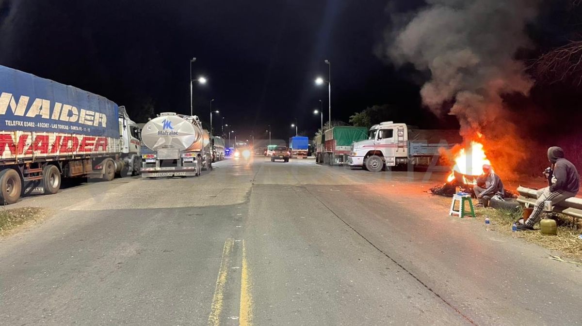 Transportistas se manifiestan a la altura de Nelson sobre la ruta N°11.