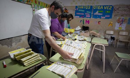 En la categoría Intendente de la ciudad de Santa Fe, podrán participar de los comicios de septiembre cuatro frentes. En la categoría Intendente de la ciudad de Santa Fe, podrán participar de los comicios de septiembre cuatro frentes.