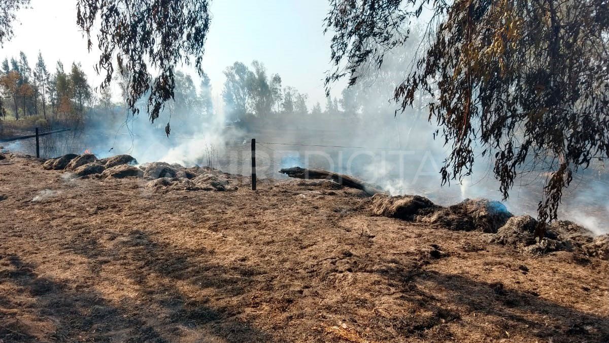 A pocos metros de las casas, el viento reavivó las llamas este martes y causó la preocupación de los vecinos.