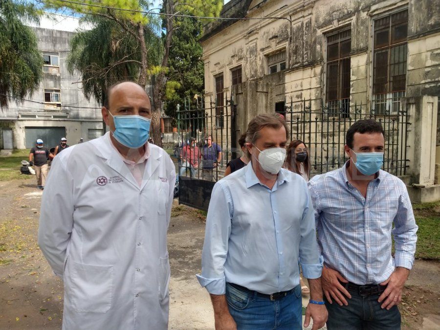 El director del Hospital Iturraspe Viejo, Osvaldo Marelli, el ministro de Desarrollo Social, Danilo Capitani, y el secretario de Prácticas Socio Comunitarias del Ministerio de Desarrollo Social, Ignacio Martínez Kerz, dieron detalles de las restauraciones en el efector de salud. 