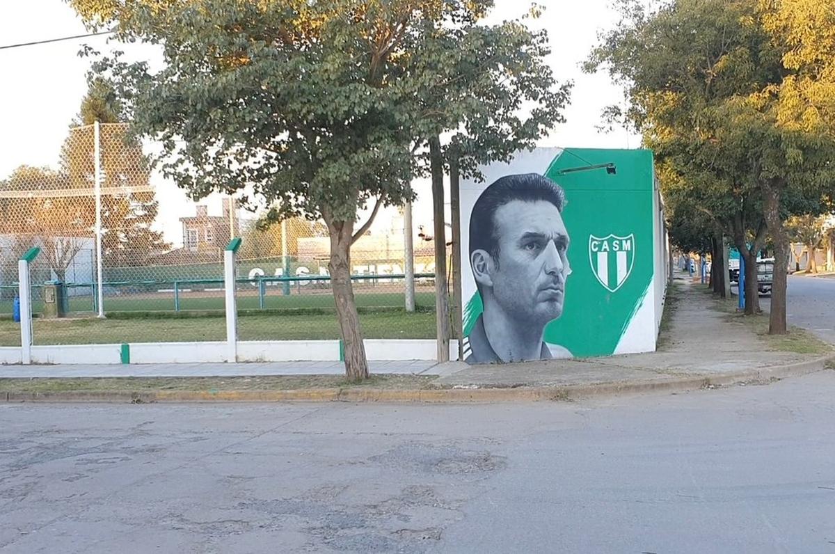 Las paredes del club Sportivo Matienzo de Pujato lo recuerdan día a día a Lionel Scaloni.