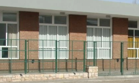 Chubut: un hombre denunció que su hija sufría bullying, fue a la escuela y golpeó a dos compañeras Chubut: un hombre denunció que su hija sufría bullying, fue a la escuela y golpeó a dos compañeras