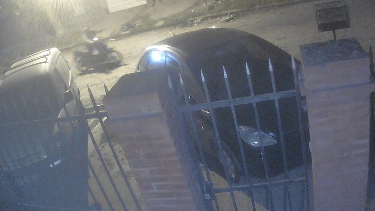 Las cámaras de seguridad captaron cómo el ladrón escapaba con la moto.