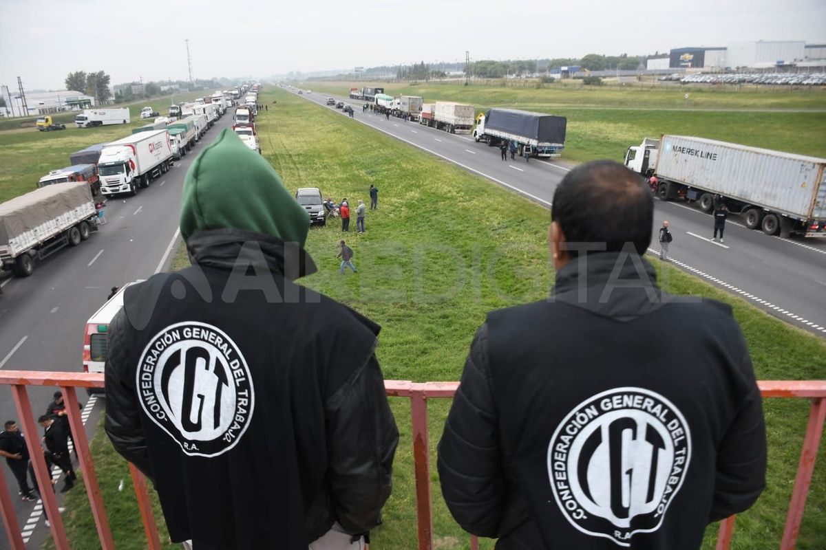 Los fleteros se manifiestan en la autopista que va a Rosario y a Buenos Aires.