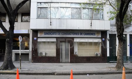 Atacaron a balazos la sede de Camioneros de Rosario. Atacaron a balazos la sede de Camioneros de Rosario.