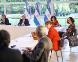 El presidente Alberto Fernández junto al jefe de ministros, Santiago Cafiero, y el ministro de Salud Ginés González García, durante una reunión con expertos médicos. El presidente Alberto Fernández junto al jefe de ministros, Santiago Cafiero, y el ministro de Salud Ginés González García, durante una reunión con expertos médicos.
