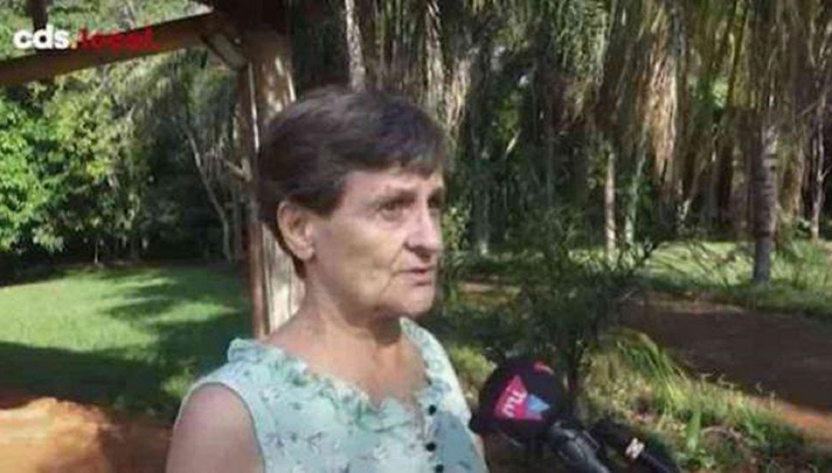 Una profesora jubilada de Paraguay da clases de refuerzo gratis a los niños en un parque.