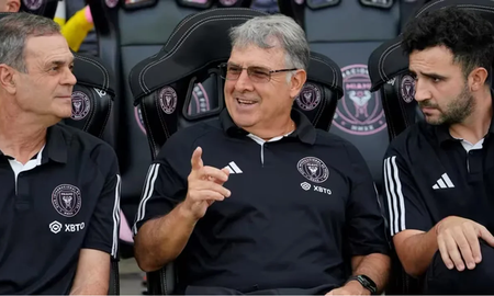 Gerardo Martino en el banco de suplentes, feliz tras la clasificación. Gerardo Martino en el banco de suplentes, feliz tras la clasificación.