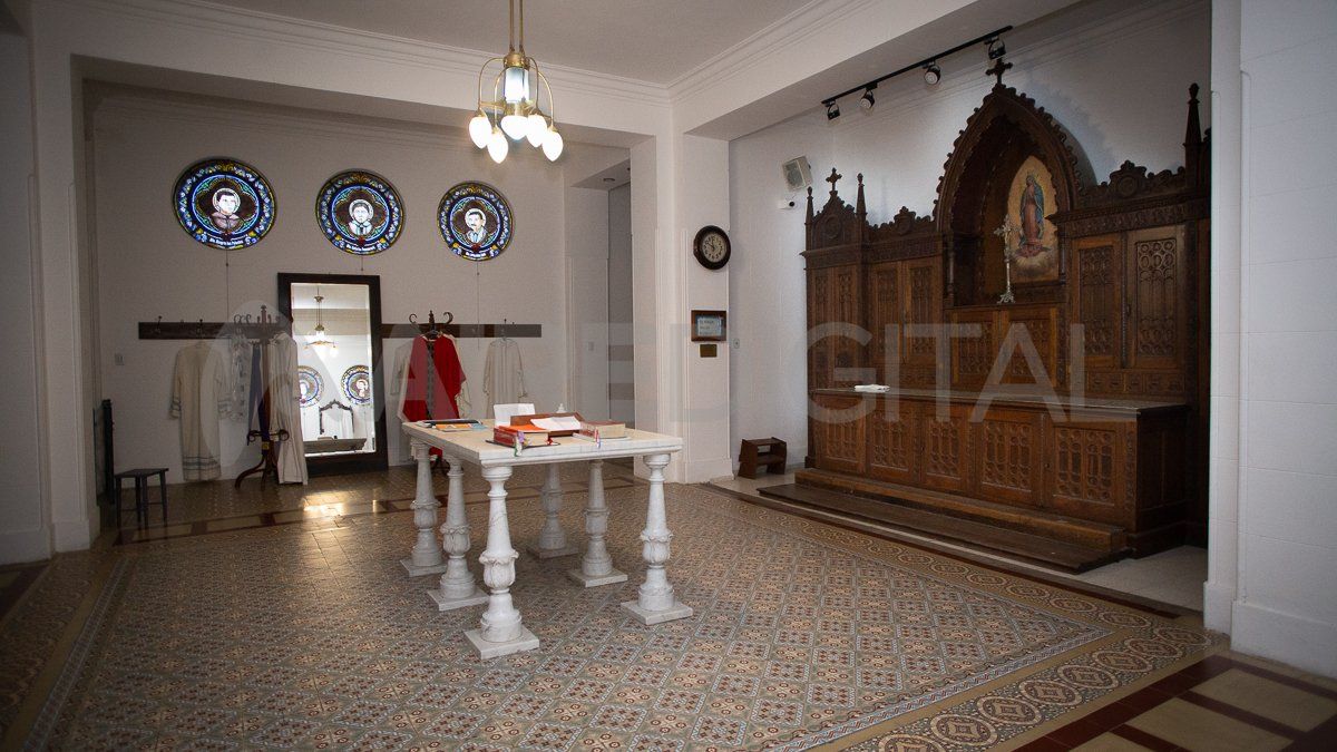 Los muebles de la sacristía fueron tallados entre el 1.932 y 1.935. En el centro se ubica una mesa de mármol que se encuentra en el santuario desde 1910.