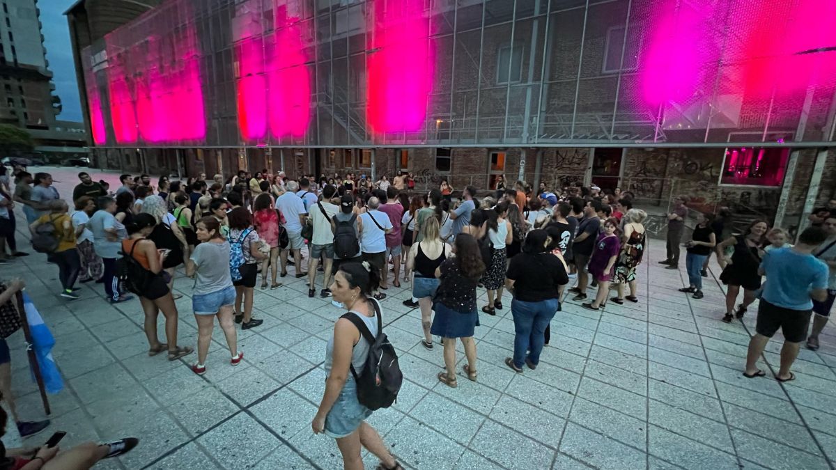 Este jueves 28 de diciembre, los primeros en llegar al cacerolazo de Bulevar y Pedro Vittori fueron los artistas autoconvocados contra el DNU de Javier Milei. Este jueves 28 de diciembre, los primeros en llegar al cacerolazo de Bulevar y Pedro Vittori fueron los artistas autoconvocados contra el DNU de Javier Milei.