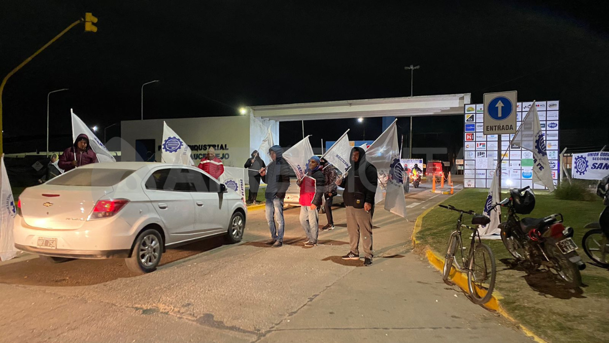 Trabajadores de la UOM se manifiestan en el ingreso del Parque