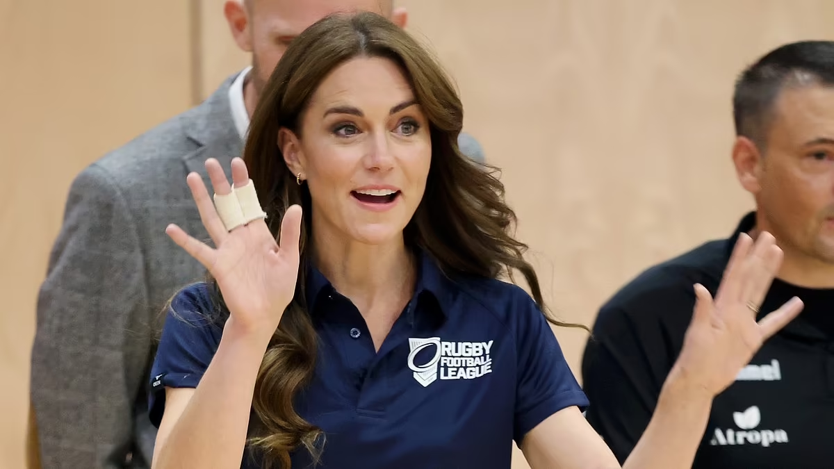 Kate Middleton había sido vista en público con dos dedos vendados. Kate Middleton había sido vista en público con dos dedos vendados.