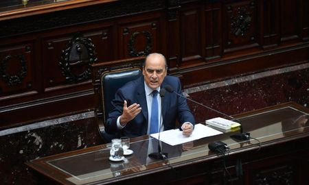 El jefe de Gabinete, Guillermo Francos, aseguró este martes que la publicación del 14 de febrero pasado en la que difundía el criptoactivo $Libra la escribió el presidente Javier Milei en la residencia de Olivos “sin coordinación de ningún tipo con nadie”.