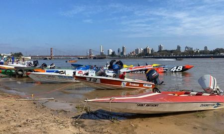 La costanera de Santa Fe vive un fin de semana único de motonáutica en el inicio de las actividades por los 90 años del Yacht Club. La costanera de Santa Fe vive un fin de semana único de motonáutica en el inicio de las actividades por los 90 años del Yacht Club.