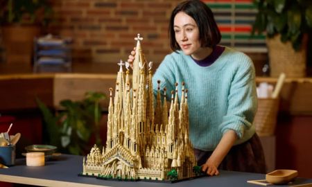 El lanzamiento comercial del set acompaña los festejos europeos por la finalización de la torre de Jesucristo en la basílica real de Barcelona. El lanzamiento comercial del set acompaña los festejos europeos por la finalización de la torre de Jesucristo en la basílica real de Barcelona.