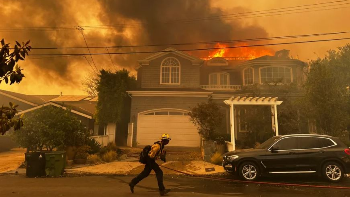 Voraz incendio en California: más de 30 mil evacuados