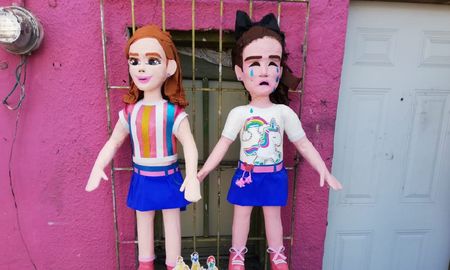 Las niñas del vídeo viral tienen una piñata. Las niñas del vídeo viral tienen una piñata.