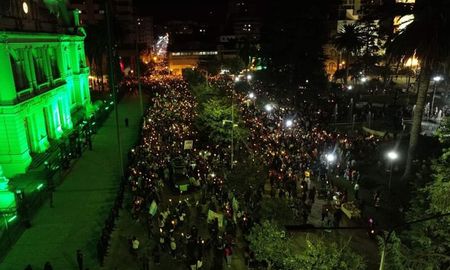 Sindicatos docentes y otros sectores estatales de Jujuy, agrupados en la Intergremial y la Multisectorial, se movilizaron este jueves por el centro de la ciudad capital en rechazo a la reforma constitucional. Sindicatos docentes y otros sectores estatales de Jujuy, agrupados en la Intergremial y la Multisectorial, se movilizaron este jueves por el centro de la ciudad capital en rechazo a la reforma constitucional.