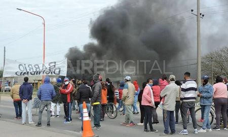 Se trata de un grupo de 50 personas que viven en los terrenos que hace seis años fueron usurpados ilegalmente en el barrio Barrio Pizarro de San Javier. solicitan la bajada de servicios como luz eléctrica, ya que hace varios días se quedaron sin el suministro, que les era proporcionado por vecinos y luego decidieron cortárselo. Se trata de un grupo de 50 personas que viven en los terrenos que hace seis años fueron usurpados ilegalmente en el barrio Barrio Pizarro de San Javier. solicitan la bajada de servicios como luz eléctrica, ya que hace varios días se quedaron sin el suministro, que les era proporcionado por vecinos y luego decidieron cortárselo.